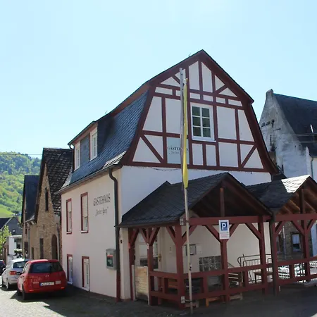 Апартаменты Weingut Loescher-erben Gaestehaus An Der Burg Зенхайм